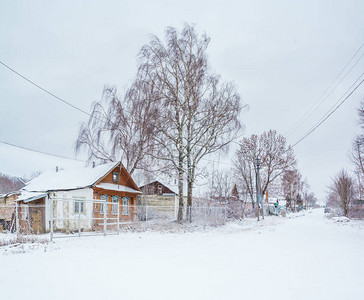 冬天有房子的村庄里的街道图片