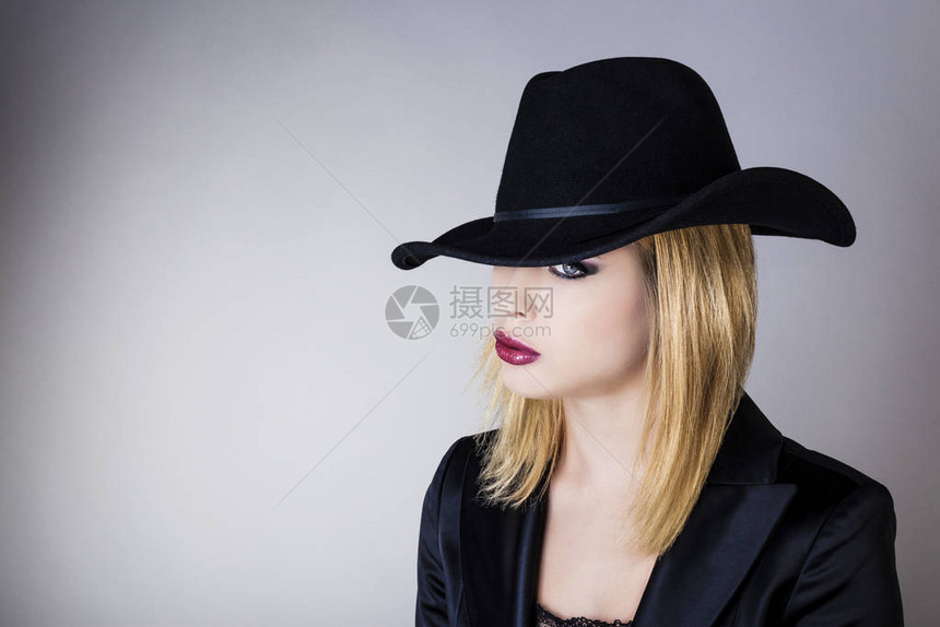 一个戴黑帽子的年图片