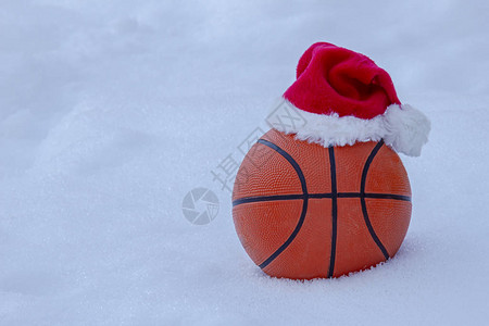 冬天在雪地上戴着圣诞帽的篮球图片