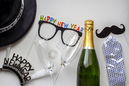 带香槟和杯子的新年装饰品图片