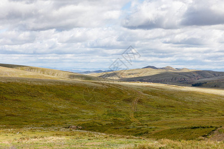 蒙古风景蒙古山上的绿色牧场图片