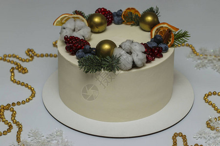 白色背景的节日圣诞蛋糕关闭横向方C图片
