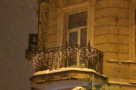 在寒冬之夜暴风雪中装饰着加华图片