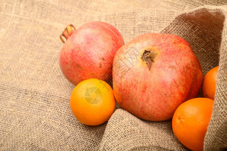 两种成熟的石榴和柑橘图片