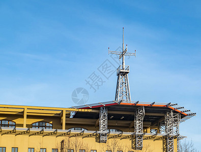 蓝色背景建筑物屋顶上的直升机停坪技术背景图片图片