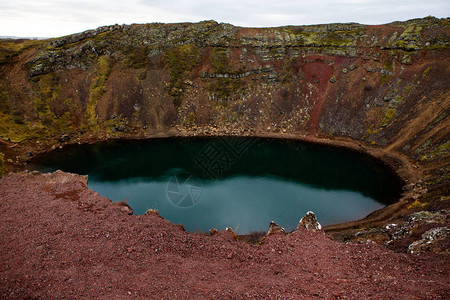 Kerid火山口湖在冰岛冰岛蓝色火山口湖Kerid火山口顶部的红图片