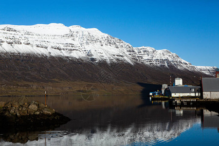 冰岛东部小镇Seydisfjordur的风景风景如画的乡村小镇冰图片