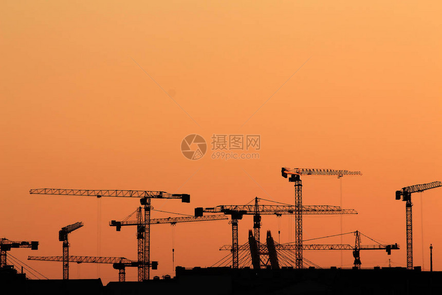 日落时城市建筑物上空高塔图片