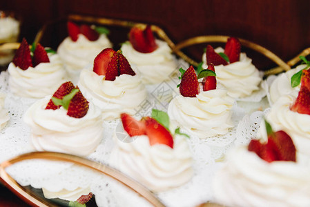 草莓鲜奶油甜点的特写图片
