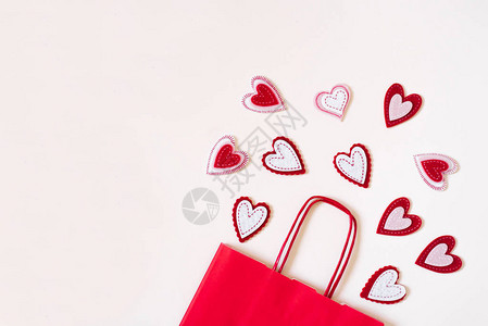 创意情人节爱浪漫的作文平躺从顶部的视图假期在商店打折一个红色的纸袋图片