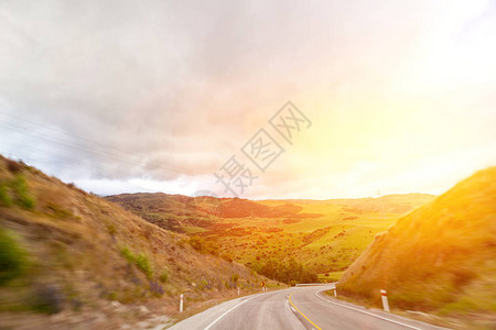 通过景观的道路公路和汽车旅行风景和日落公路旅行概念图片