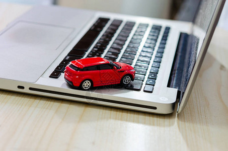 计算机膝上型电脑的玩具汽车模型图片