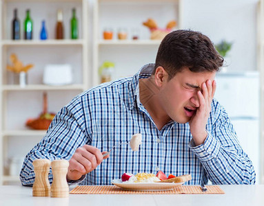 男人吃不好吃的食物在家中午高清图片