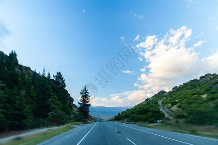 通过景观的道路公路和汽车旅行风景和日落公路旅行概念图片