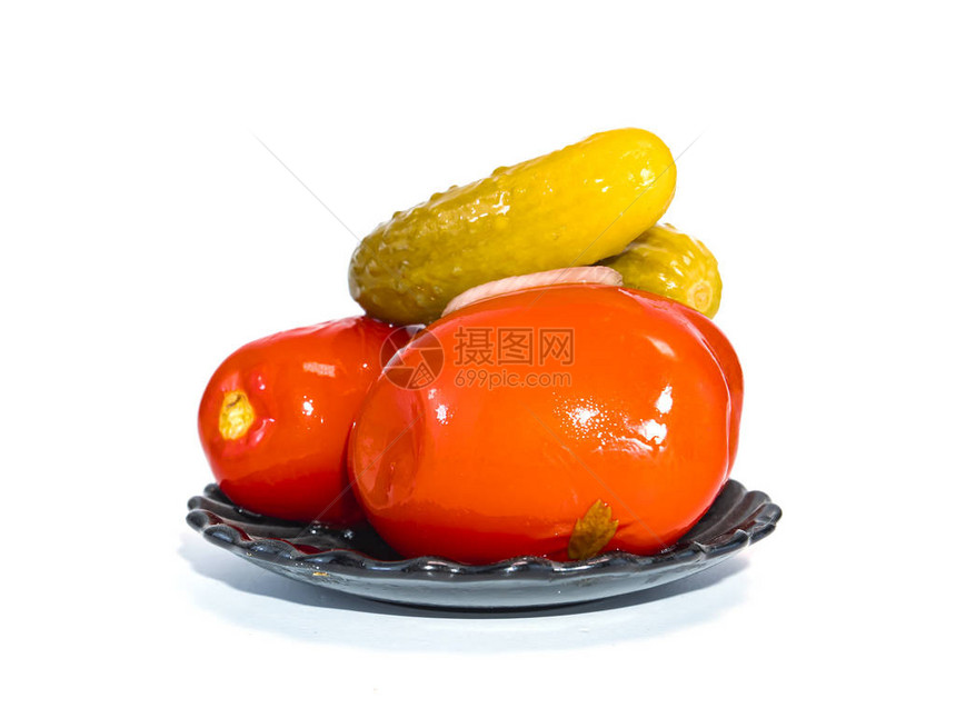在白色背景的盘子上煎番茄和黄瓜图片