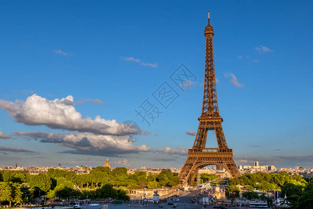 法国巴黎埃菲尔铁塔在的阳光下蓝色图片