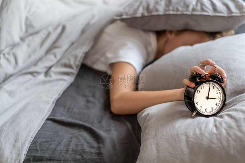 失眠的女人躺在床上图片
