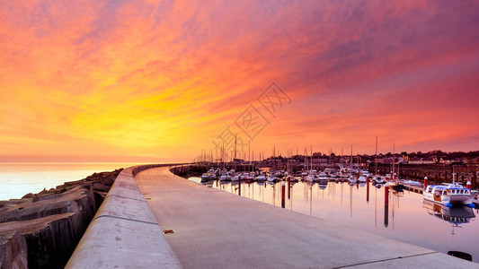 灰石游艇码头或港口的日出时天亮得惊人高清图片