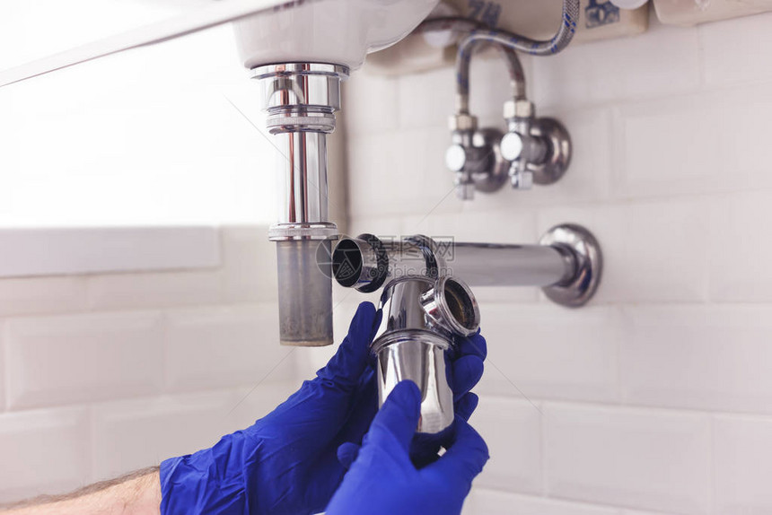 管道修理和维护洗手盆下面的铬吸水管