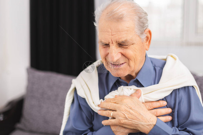 老人心脏病发作大男子胸口疼痛心肌病图片