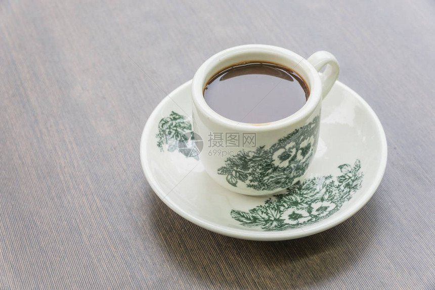tiam风格牛奶咖啡在古董杯中图片