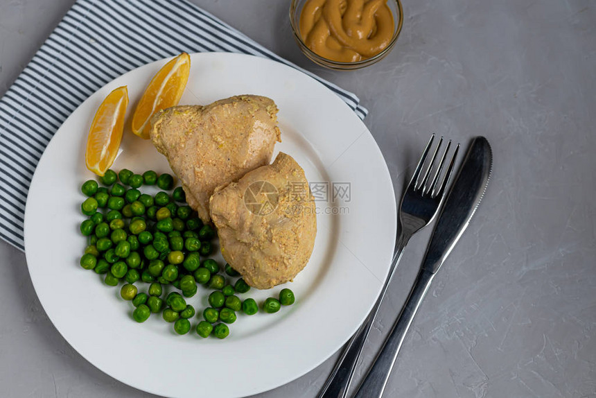 用青豆在烤箱里炖鸡胸肉膳食营养和健康的生活方式在浅灰色的背景图片