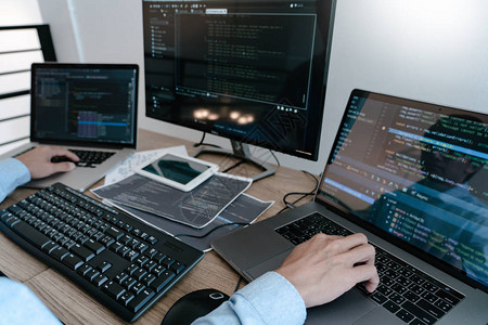 程序员在台式计算机上键入代码开发编程和图片