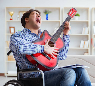 在家弹吉他的残疾人图片