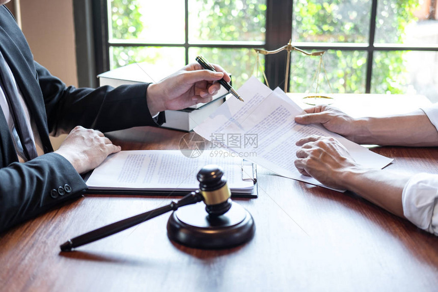 专业男律师或顾问与客户会面讨论谈判法律案件图片