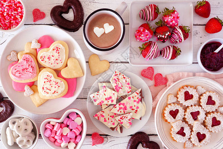 情人节餐桌场景包含一些甜食和饼干图片