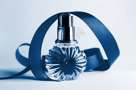创意香水瓶采用年度经典蓝色调图片