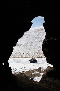 洞穴的窗户从洞穴中可以看到美丽的景色图片