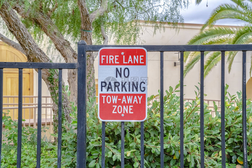 消防车道警告没有泊车标志它是一个被铁栏图片