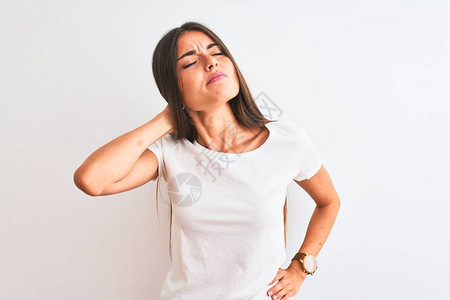 身穿临时T恤衫站在孤立的白色背景上站立着的年轻美女因颈部伤痛手摸脖子肌肉背景图片