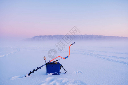 冬季钓具在冰上钓鱼图片