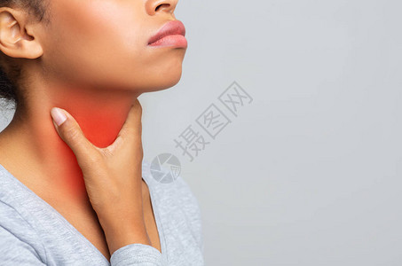 年轻黑人妇女喉咙疼痛图片