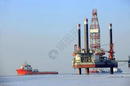 石油钻井平台在海上背景图片