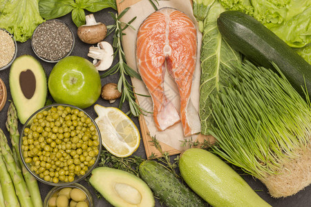 黑色背景上欧米茄3和欧米茄6的食物来源健康食品健身富含脂肪酸的食物图片