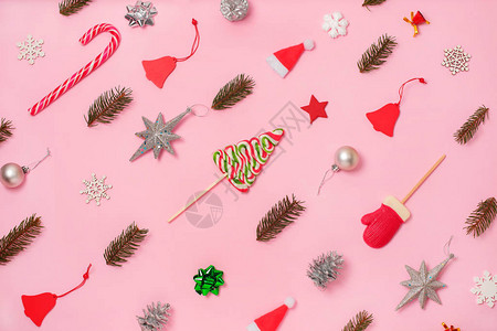 圣诞作文礼物圣诞装饰品柏树枝粉红色背景的松果模板样机贺卡圣诞节冬天图片