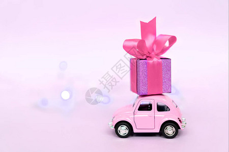 粉红色背景的情人节礼物盒图片
