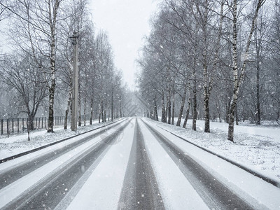 空旷的雪路雪道上的车轮轨迹图片