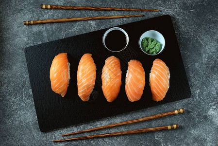 Nigiri寿司和野生鲑鱼图片