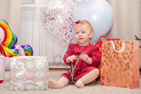 带着生日礼物和气球的小女孩背景图片