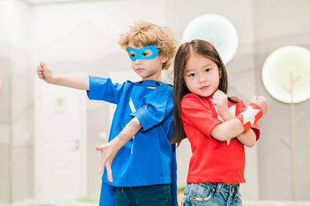 两个文化间儿童穿着超级英雄的服装图片
