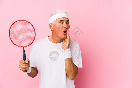 玩羽毛球的中年人正在说一个秘密的热播音新闻图片