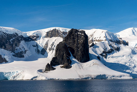 与冰山的南极风景在海上图片
