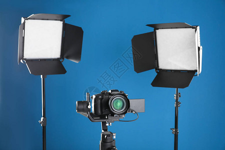 蓝底专业录像摄机和照明设备视像摄图片