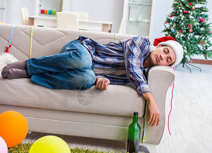 圣诞晚会后宿醉的男人图片