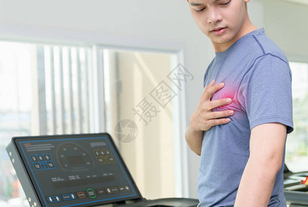 心脏病发作在跑步机上跑步时受伤锻炼时受图片
