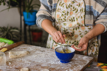 白色背景传统乌克兰食物上含土豆的妇女手袋子图片
